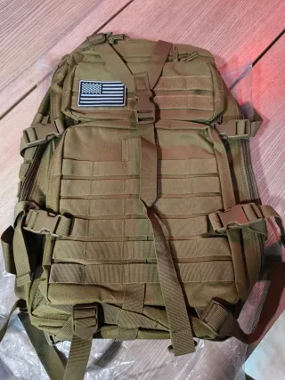 Mochila Táctica 45L Caqui con Banderas