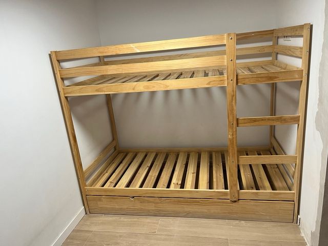 Litera de madera Sklum con cama nido