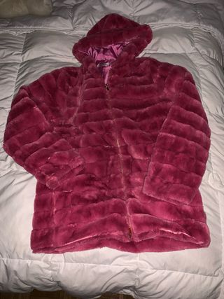 Chaqueta rosa de piel sintética con capucha