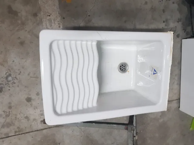 Pia de lavar branca com suporte metálico