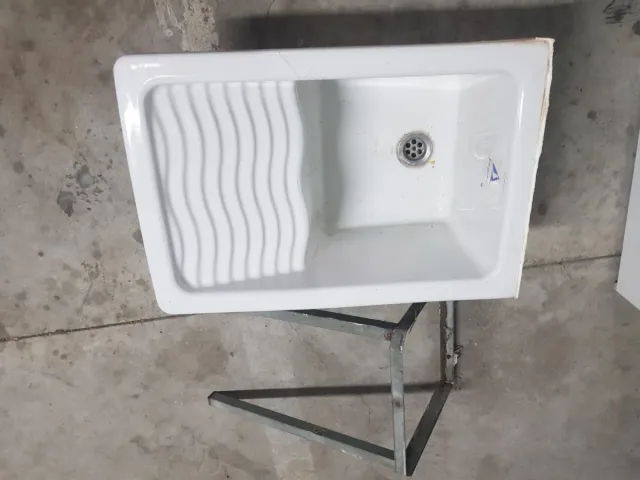 Pia de lavar branca com suporte metálico