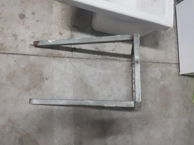 Pia de lavar branca com suporte metálico