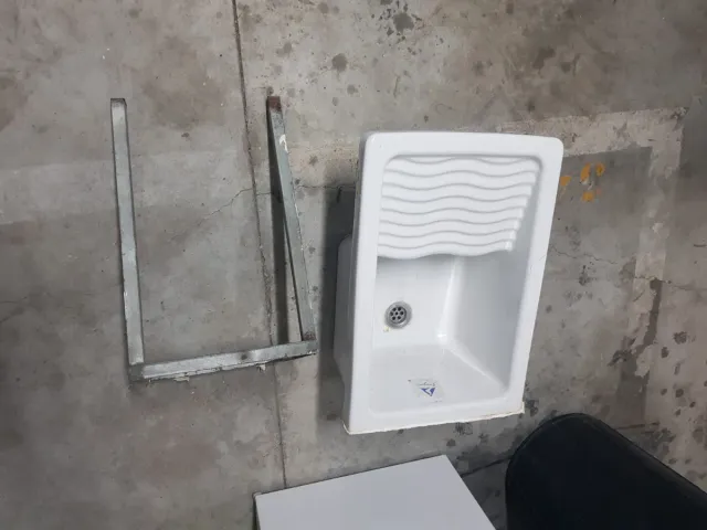 Pia de lavar branca com suporte metálico