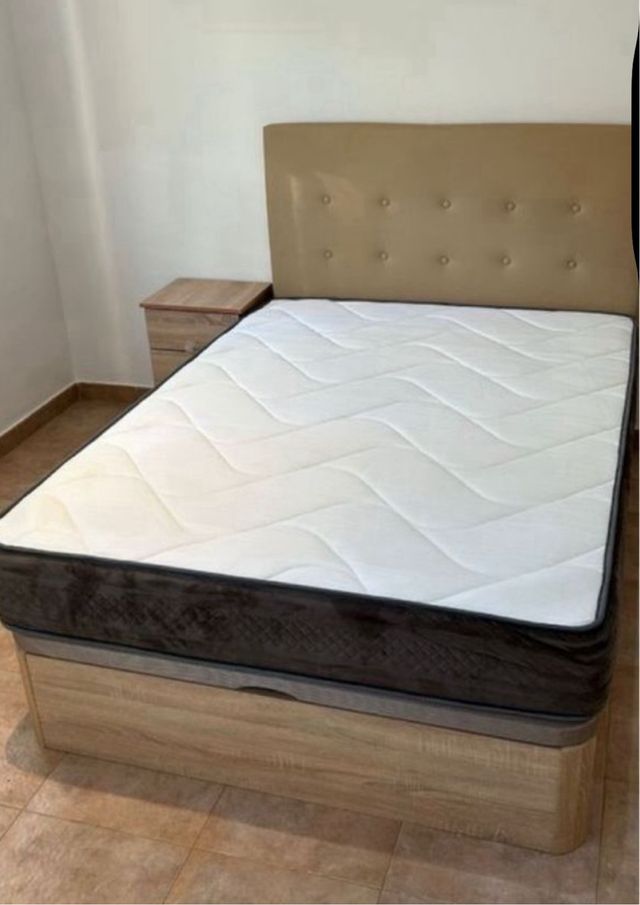 Canapé con materassi viscoelastici, testiere, sommier e basi imbottite