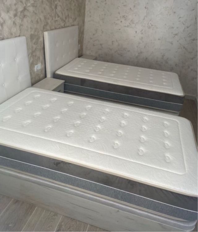 Canapé con materassi viscoelastici, testiere, sommier e basi imbottite