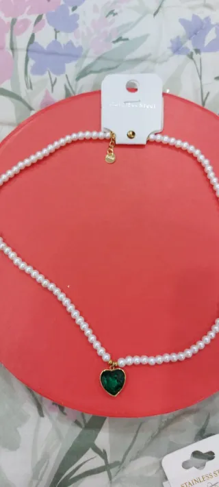 Collana con perle e ciondolo a cuore verde