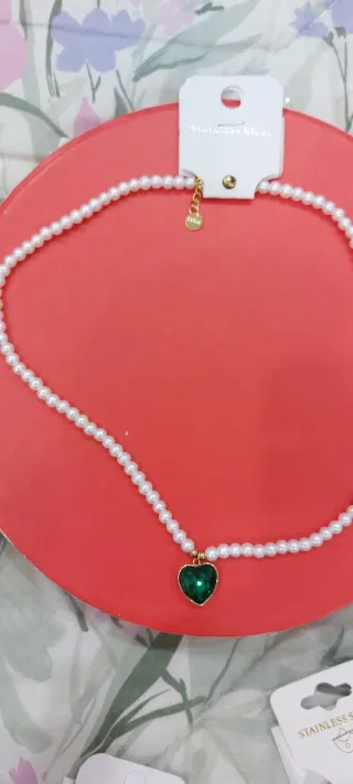 Collana con perle e ciondolo a cuore verde