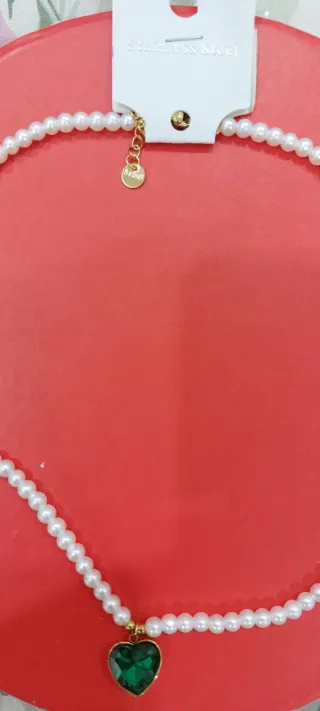 Collana con perle e ciondolo a cuore verde