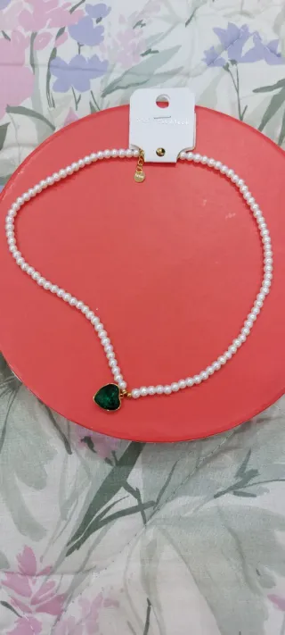 Collana con perle e ciondolo a cuore verde