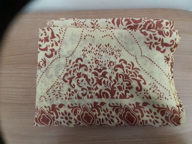 Foulard giallo con fantasia bordeaux