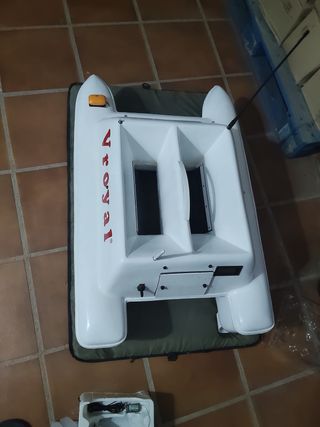 Barco cebador Vroyal con sonda y GPS
