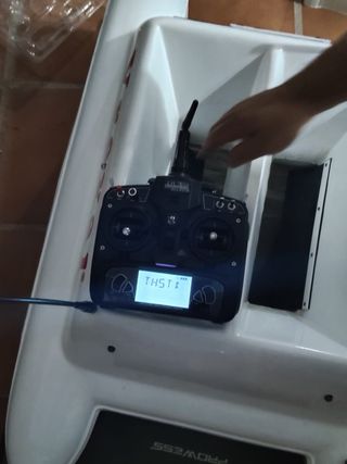 Barco cebador Vroyal con sonda y GPS