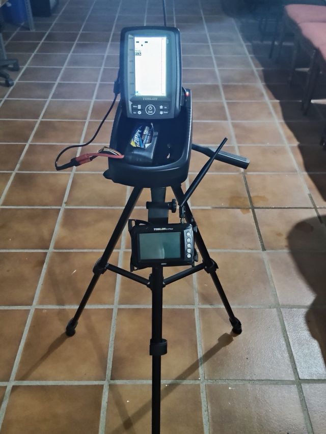 Barco cebador Vroyal con sonda y GPS