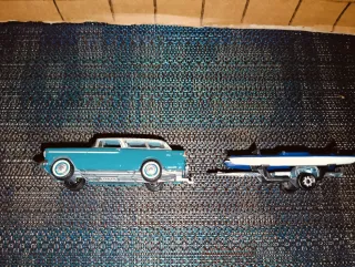 Coche Chevrolet con remolque y 2 piraguas