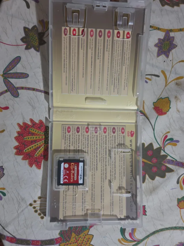 Professor Layton e a Caixa de Pandora - Nintendo DS