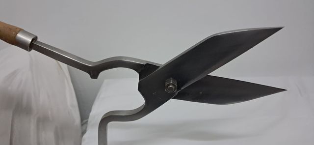 Tijeras con mango de madera