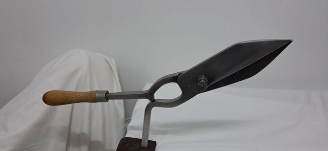 Tijeras con mango de madera