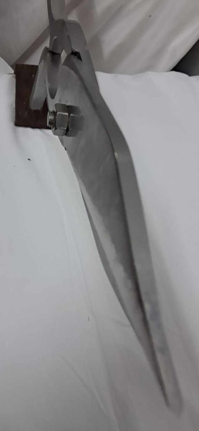 Tijeras con mango de madera