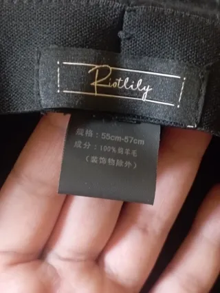 Basco donna Riotlily lana nero misura da 55 57 cm.