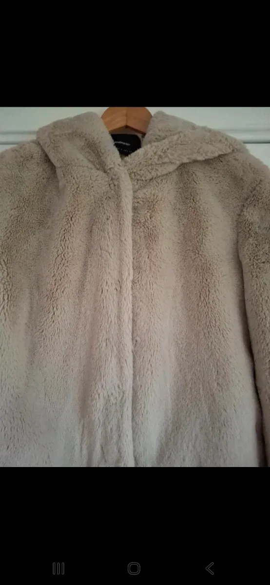 Chaqueta pelo beige con capucha