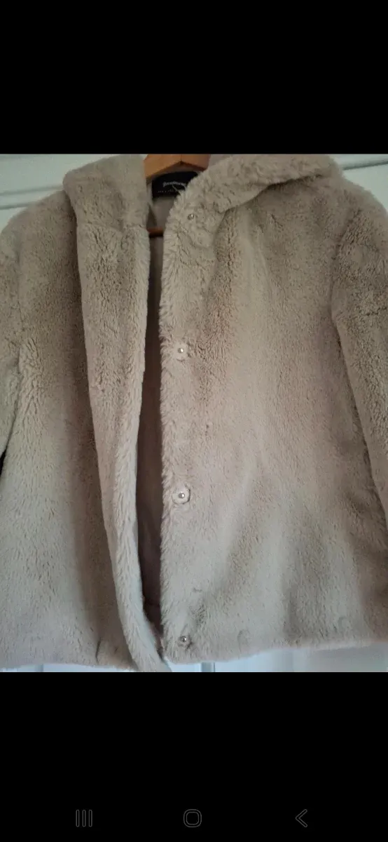 Chaqueta pelo beige con capucha