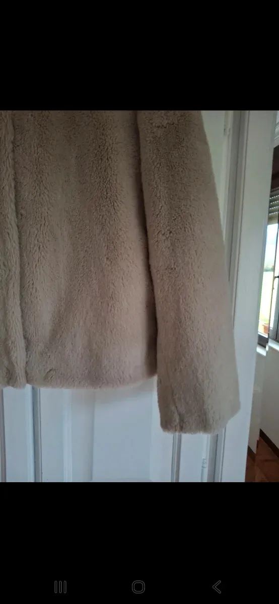 Chaqueta pelo beige con capucha