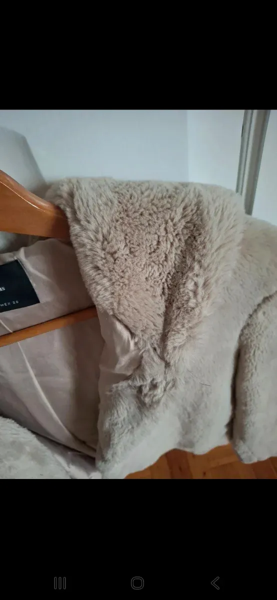 Chaqueta pelo beige con capucha