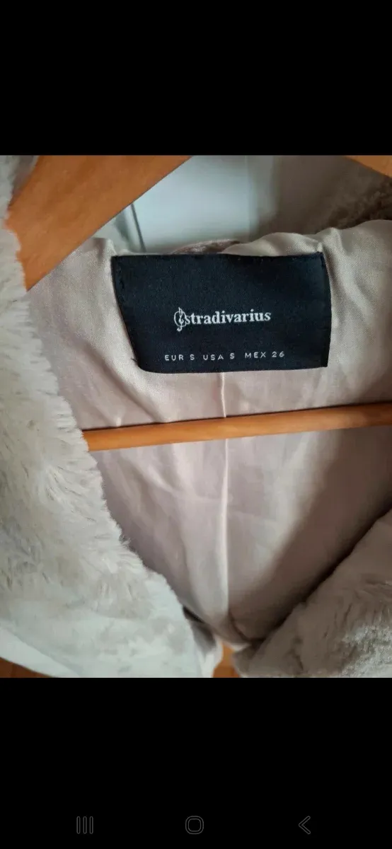 Chaqueta pelo beige con capucha