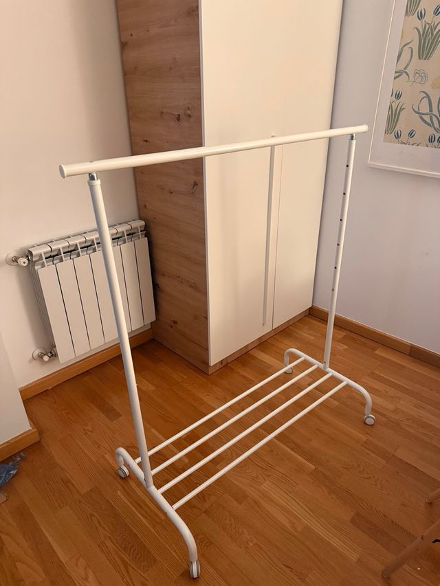 Cavalo para roupas de metal branco.