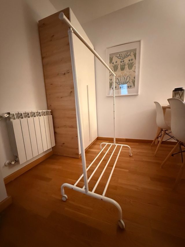 Cavalo para roupas de metal branco.