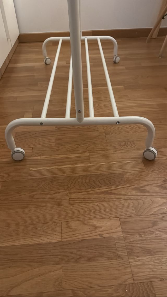 Cavalo para roupas de metal branco.