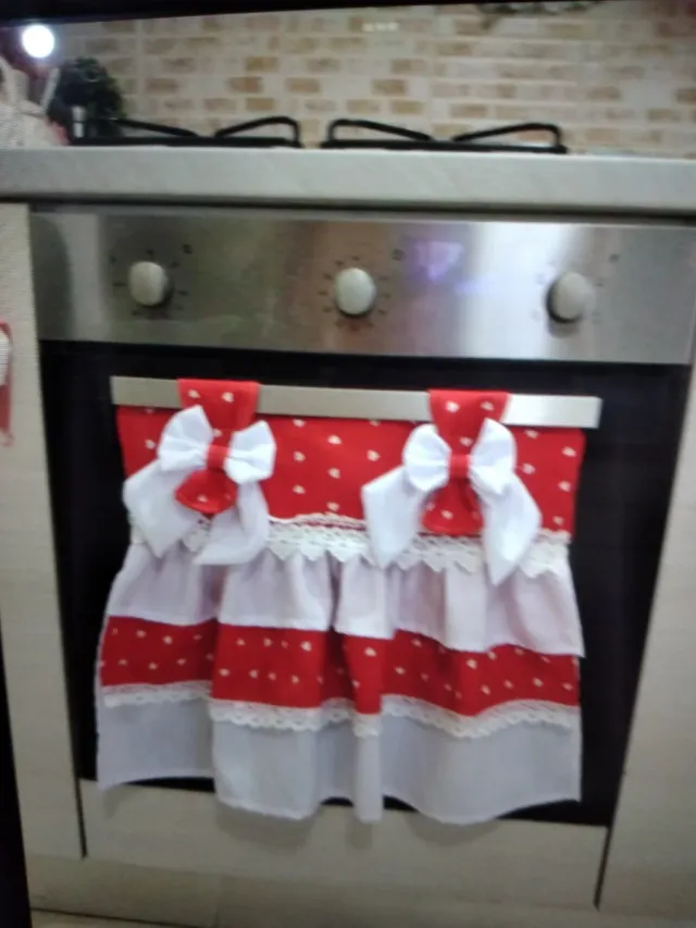 Copriforno 3 balze con fiocchi rossi e bianchi