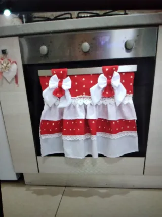 Copriforno 3 balze con fiocchi rossi e bianchi