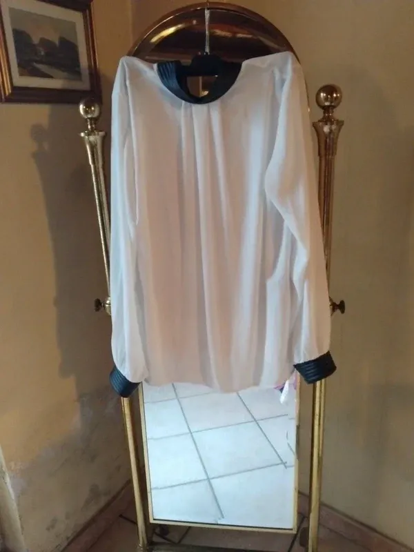 Maglia bianca con colletto e polsini neri