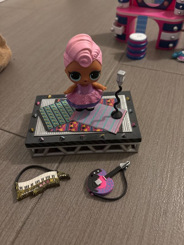 Muñeca LOL con escenario y accesorios