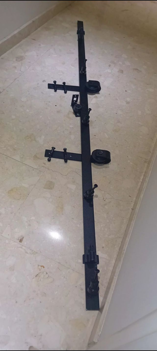 Guía para puerta corredera negra