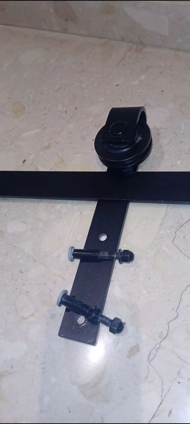 Guía para puerta corredera negra