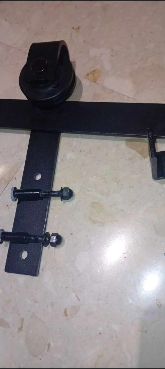 Guía para puerta corredera negra