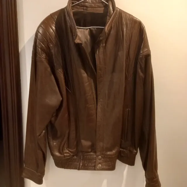 Cazadora de piel auténtica marrón.  Talla 56.