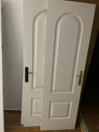 5 Puertas lacadas blancas con molduras