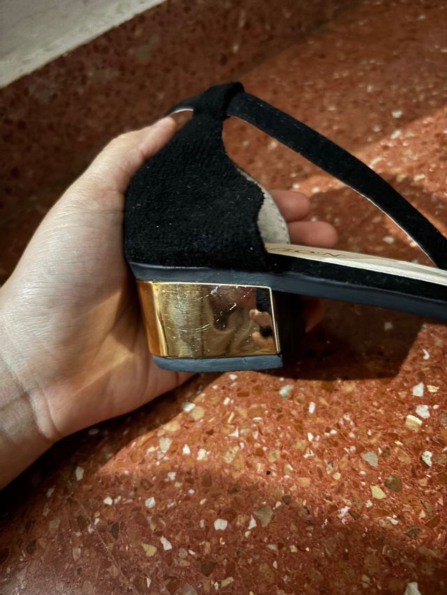 Zapatos negros con detalle dorado