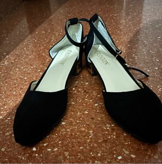 Zapatos negros con detalle dorado