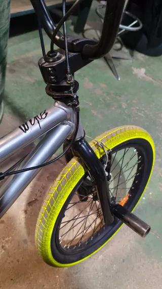 Bicicleta BMX Wipe 520 20 plateada