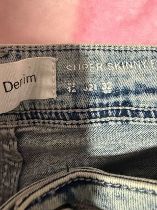 Pantalón vaquero hombre desgastado