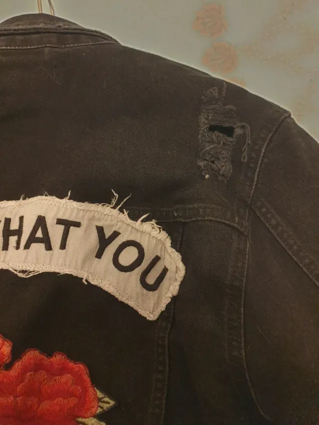 Giubbotto denim nero taglia M con toppe