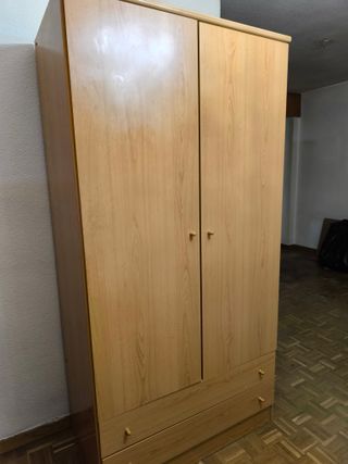 Guardaroba in legno con 2 ante e 2 cassetti