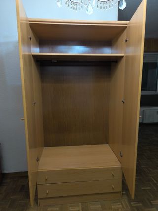 Guardaroba in legno con 2 ante e 2 cassetti