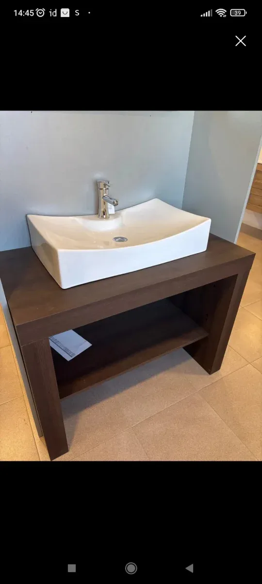 Lavabo de cerámica con grifo y mueble