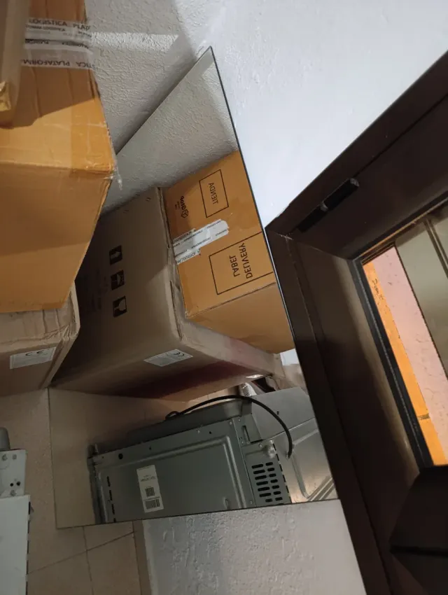 Lavabo de cerámica con grifo y mueble