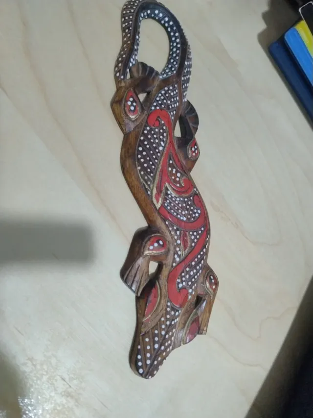 Salamandra de madera artesanal de Indonesia.